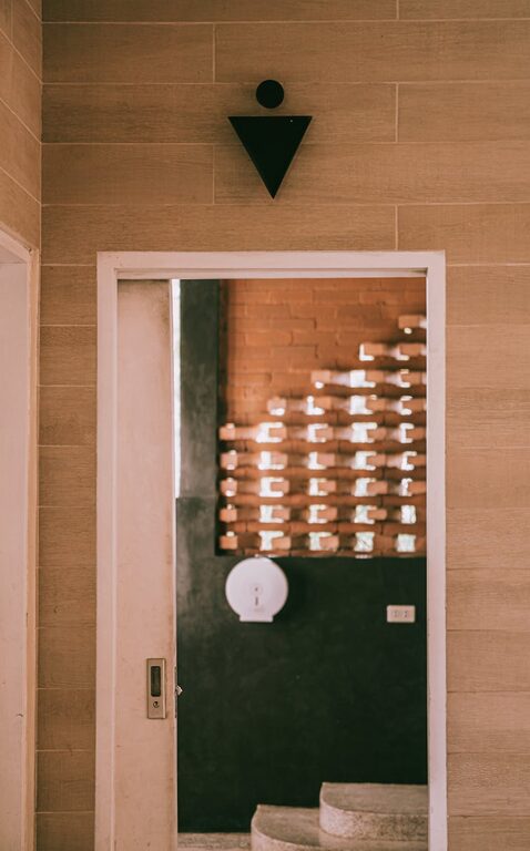 How to Create a Minimalist Bathroom Setup for a Clean, Clutter-Free Space